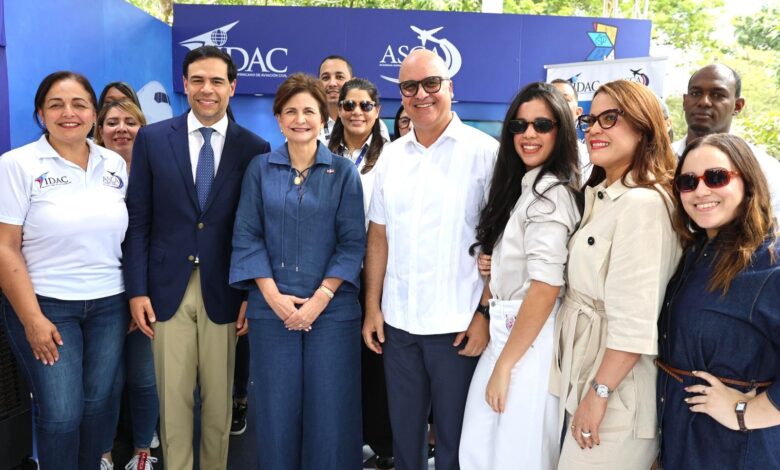 La vicepresidenta de la República, Raquel Peña y el ministro de Cultura, Roberto Ángel Salcedo, fueron recibidos por el director general del IDAC, Igor Rodríguez Durán y por el equipo de la institución que participó en la Feria Regional del Libro y la Cultura Cibao 2026.