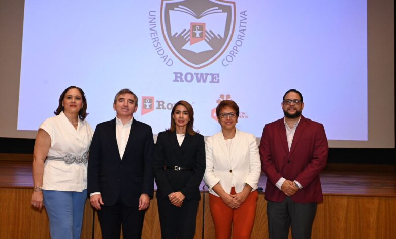 Alliet Ortega, Vicerrectora de Administración y Finanzas del INTEC, Martín Cereijo, Gerente General de Rowe, Yeymis Alcántara, Gerente de Personas & Cultura Rowe Marketing, Sarah Pineda, Directora de Operaciones Rowe Planta y Carlos Reyes, Director Académico de Educación Permanente del INTEC.